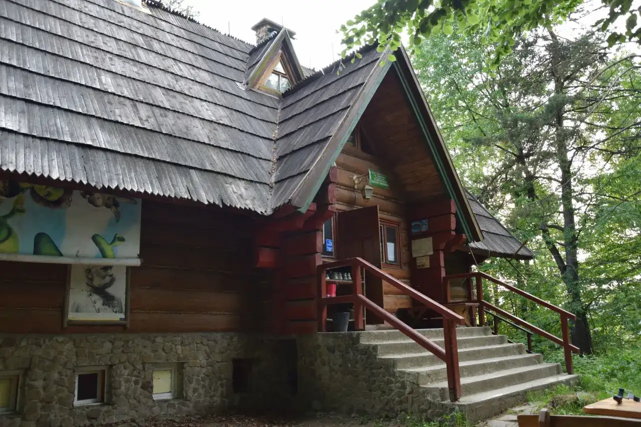 Bacówka PTTK w Bartnem - idealne miejsce na górski wypoczynek