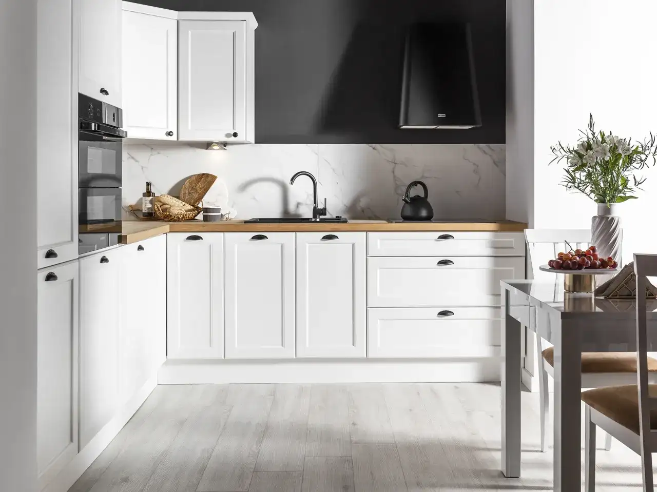 Najlepsza podłoga do kuchni z salonem: 5 trwałych rozwiązań