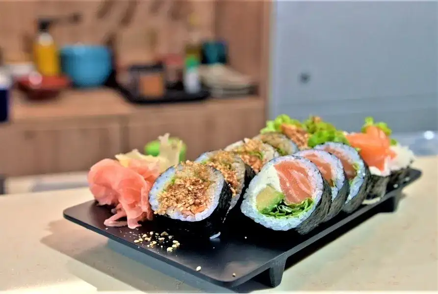 Jak zrobić sushi z łososiem - proste przepisy, które zaskoczą smakami
