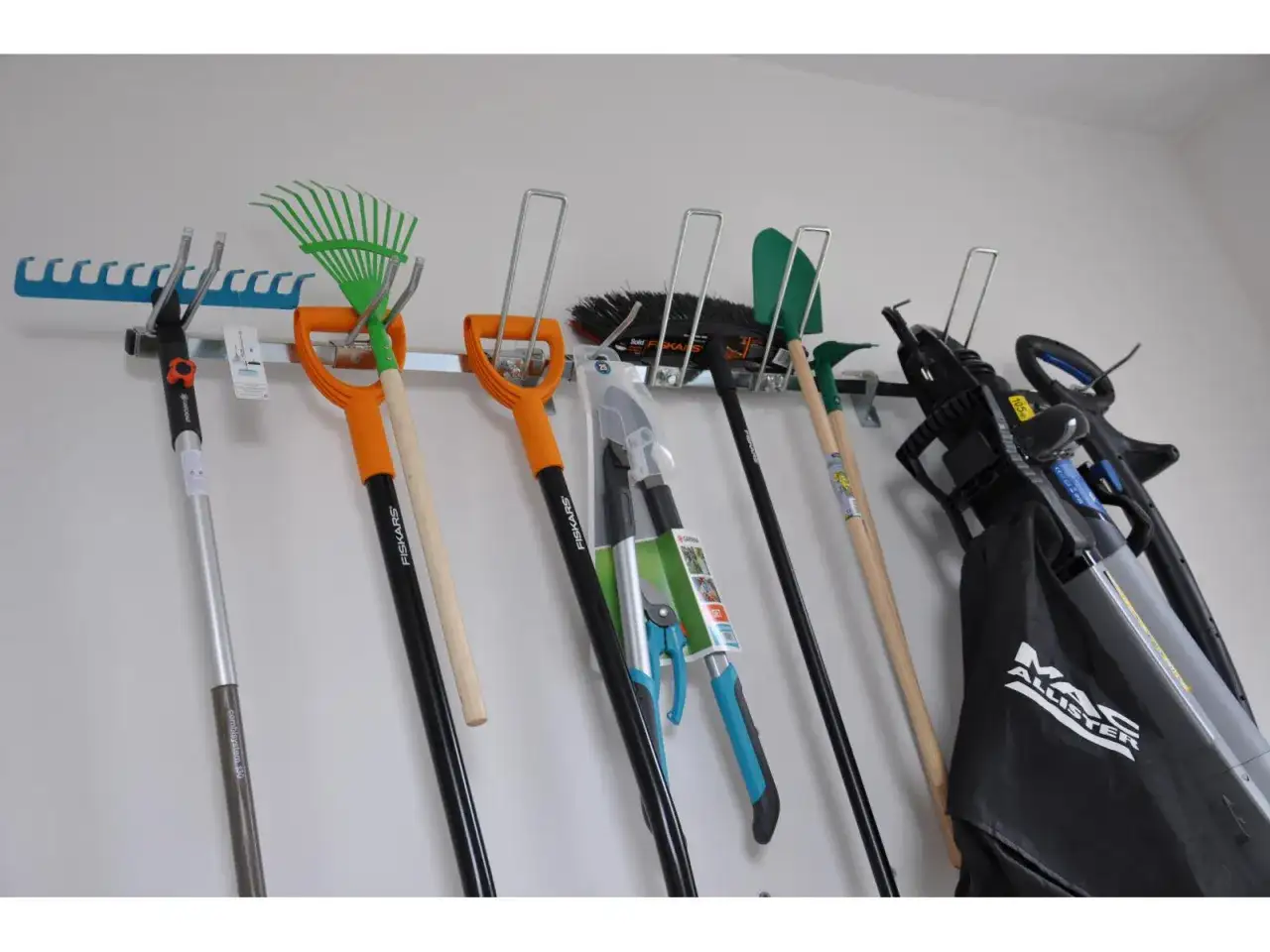 Jak zrobić wieszak na narzędzia ogrodowe, by zyskać więcej przestrzeni w ogrodzie