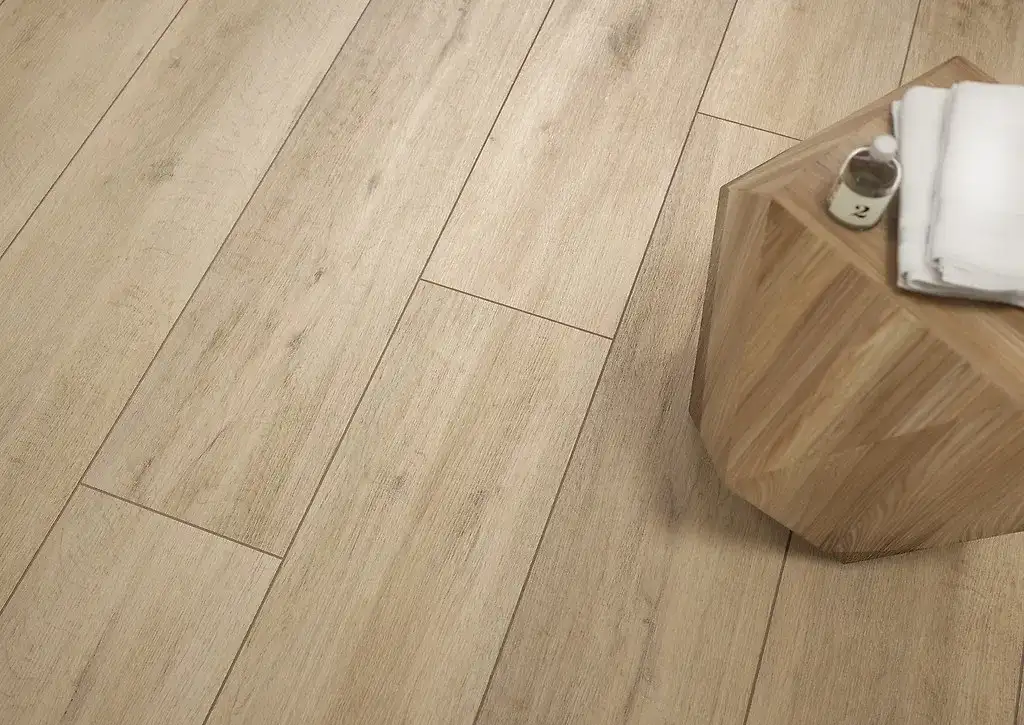 Płytki podłogowe jak parkiet - elegancja drewna bez problemów z utrzymaniem