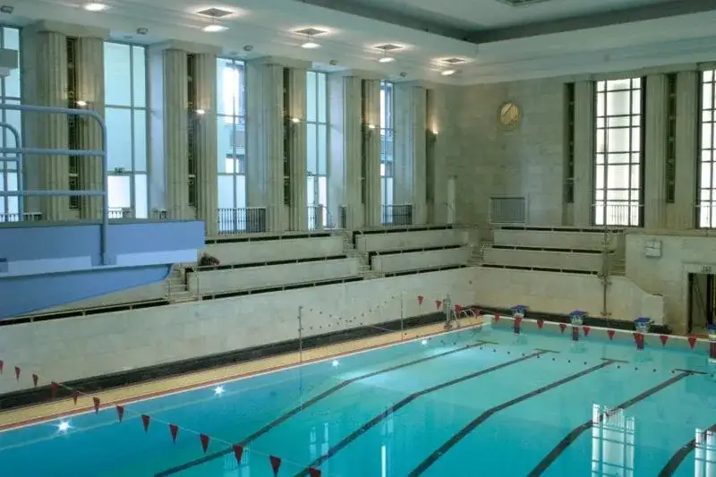 Basen w Pałacu Kultury - Kompleksowe centrum rekreacji mayońskiej