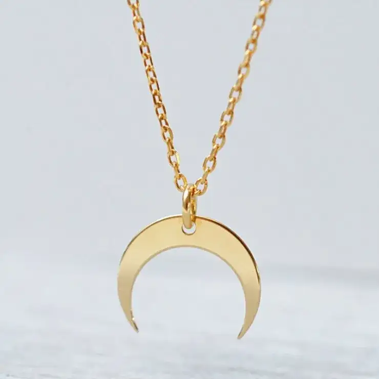 Naszyjnik z księżycem: duchowe znaczenie i symbolika amuletu