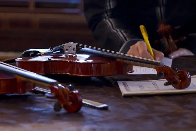 Grać pierwsze skrzypce – znaczenie, pochodzenie i przykłady użycia w zdaniach