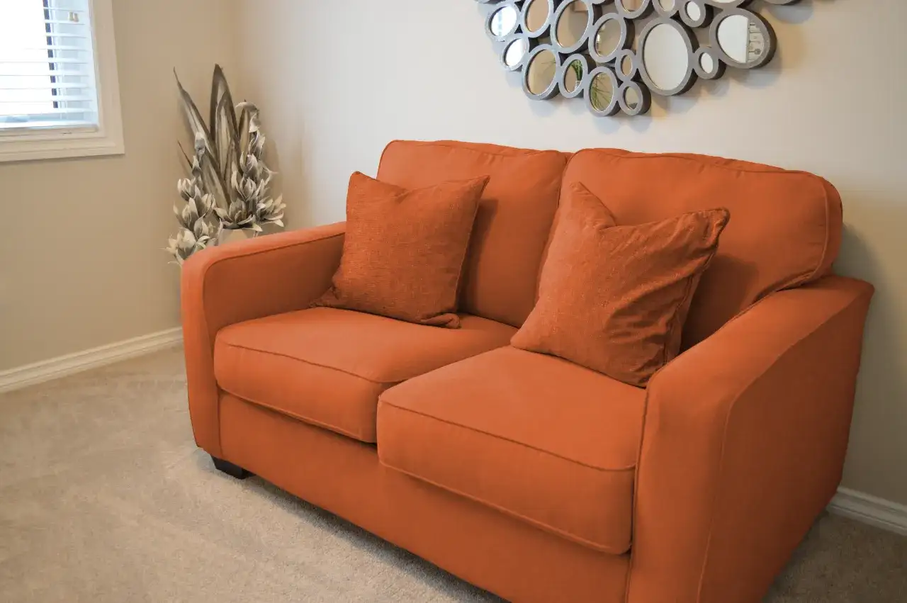 Ruda kanapa jakie dodatki, które sprawią, że wnętrze nabierze stylu