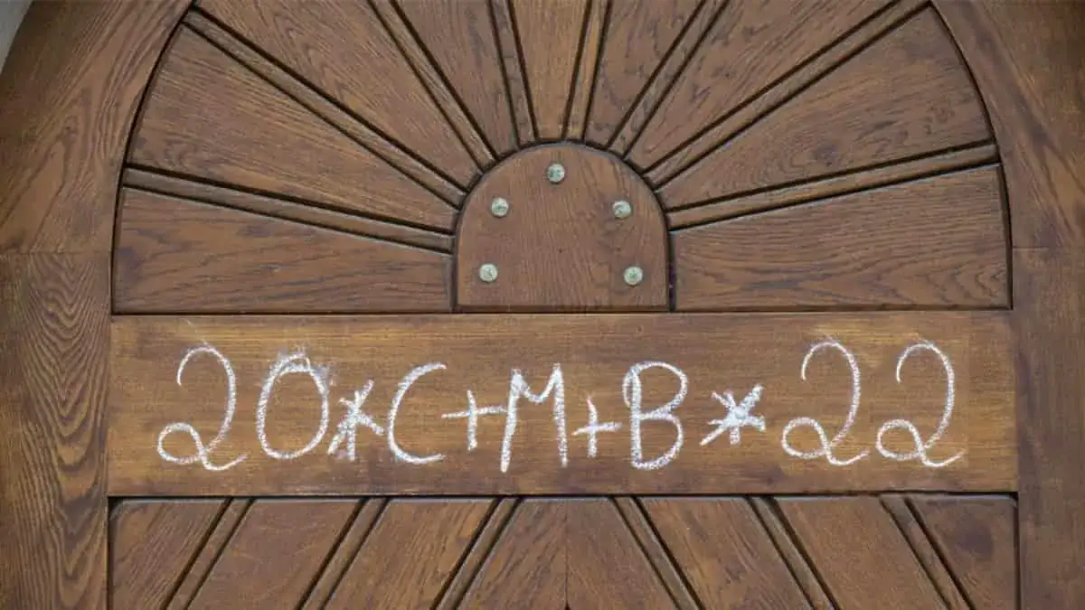 Jak napisać na drzwiach Trzech Króli, aby tradycja była pełna znaczenia