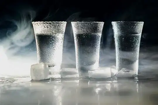 Czy chłodzić whisky? Poznaj wpływ na smak i aromat trunku