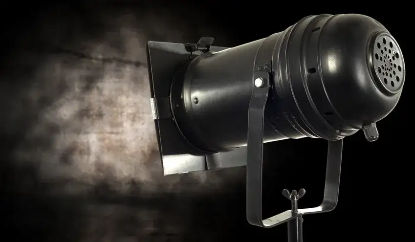 Światło na Planie: Odnawialne Źródła Energii W Kinie