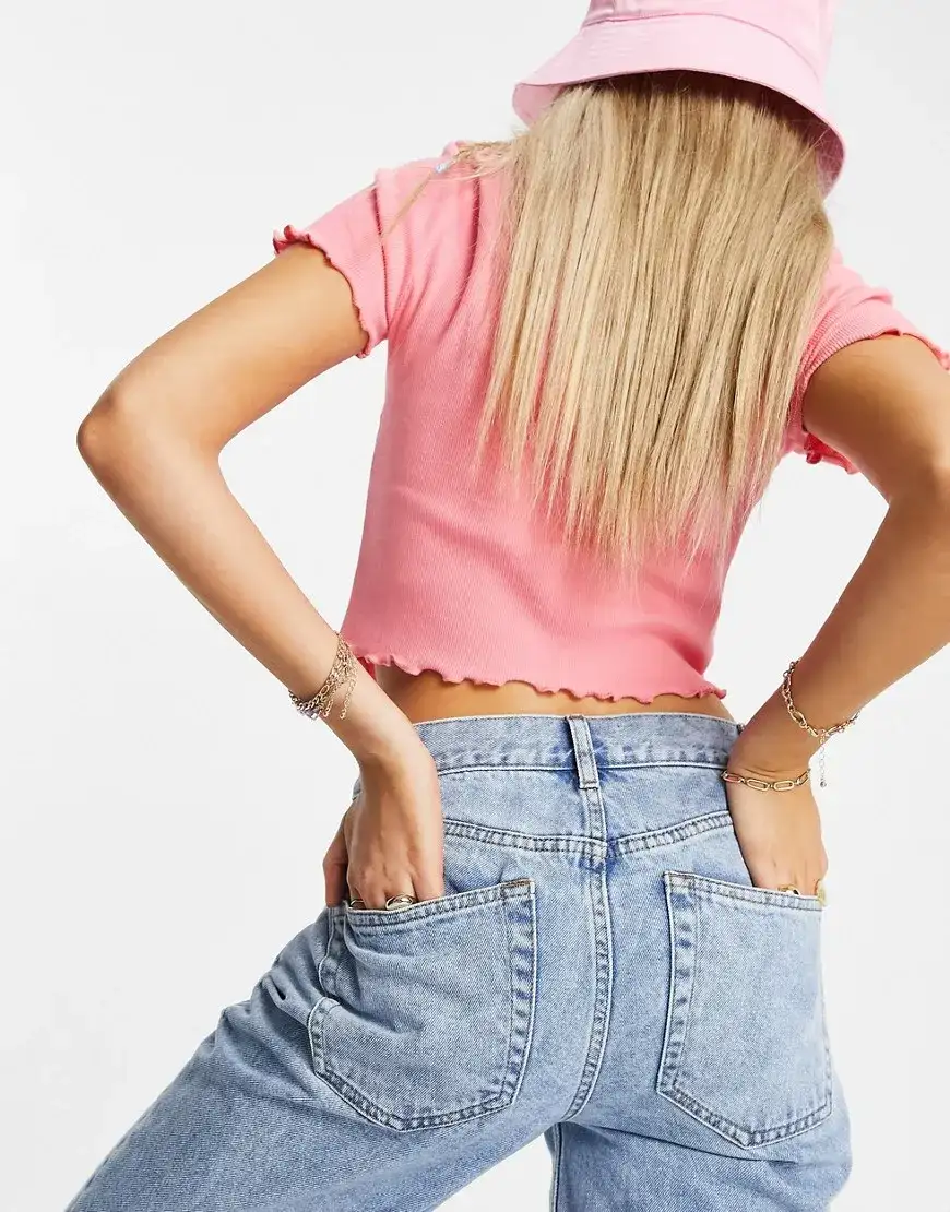 Spodnie w stylu lat 90: Odkryj trendy, które musisz znać