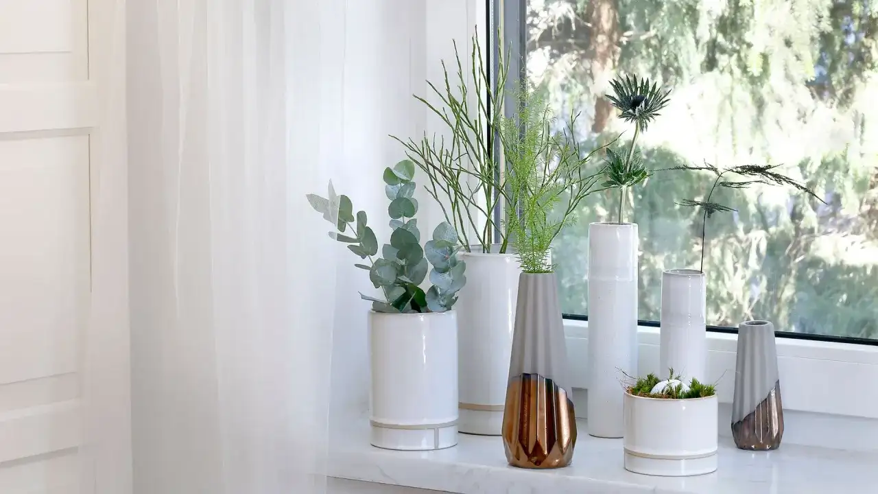 Co postawić na parapet, aby stworzyć wyjątkową aranżację wnętrza?