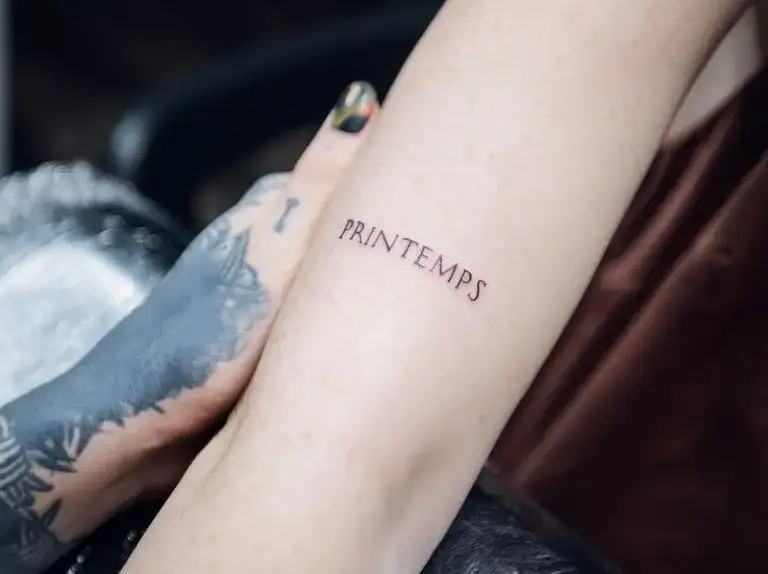 Ile kosztuje tatuaż cytat? Poznaj ceny i czynniki wpływające na koszt