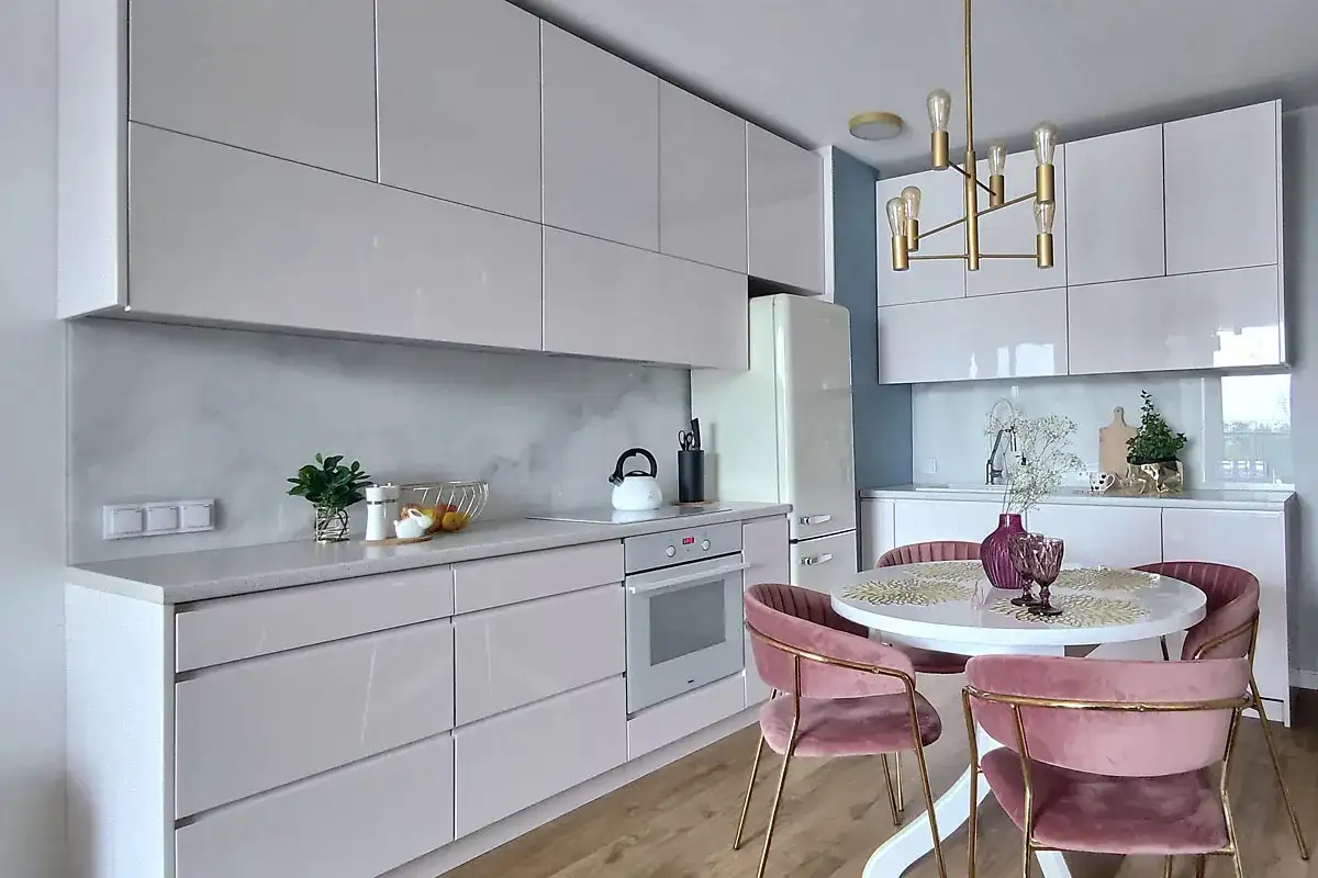 Kontakty do kuchni: Jak prawidłowo rozmieścić gniazdka elektryczne