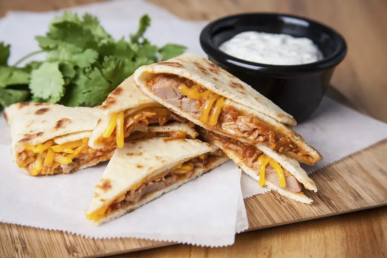 Pyszna quesadilla z szarpaną wieprzowiną - przepis, który zachwyca