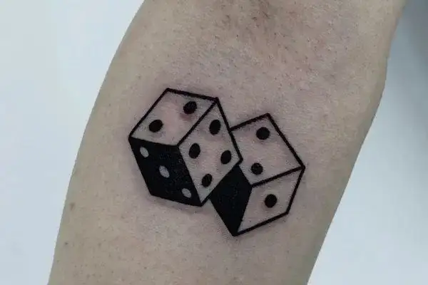 Symboliczne znaczenie tatuażu kostki do gry - poznaj ukrytą prawdę