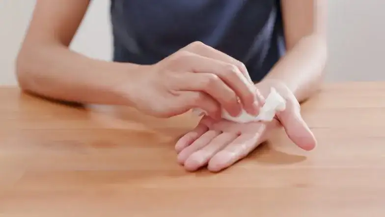 Jak skutecznie zapobiec poceniu się dłoni i odzyskać komfort w życiu