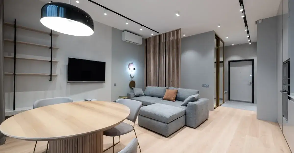 Zabudowa TV: Jak ukryć kable i stworzyć stylową ścianę?