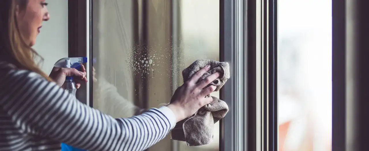 Jak umyć plastikowe okna bez ryzyka uszkodzenia i zyskując blask