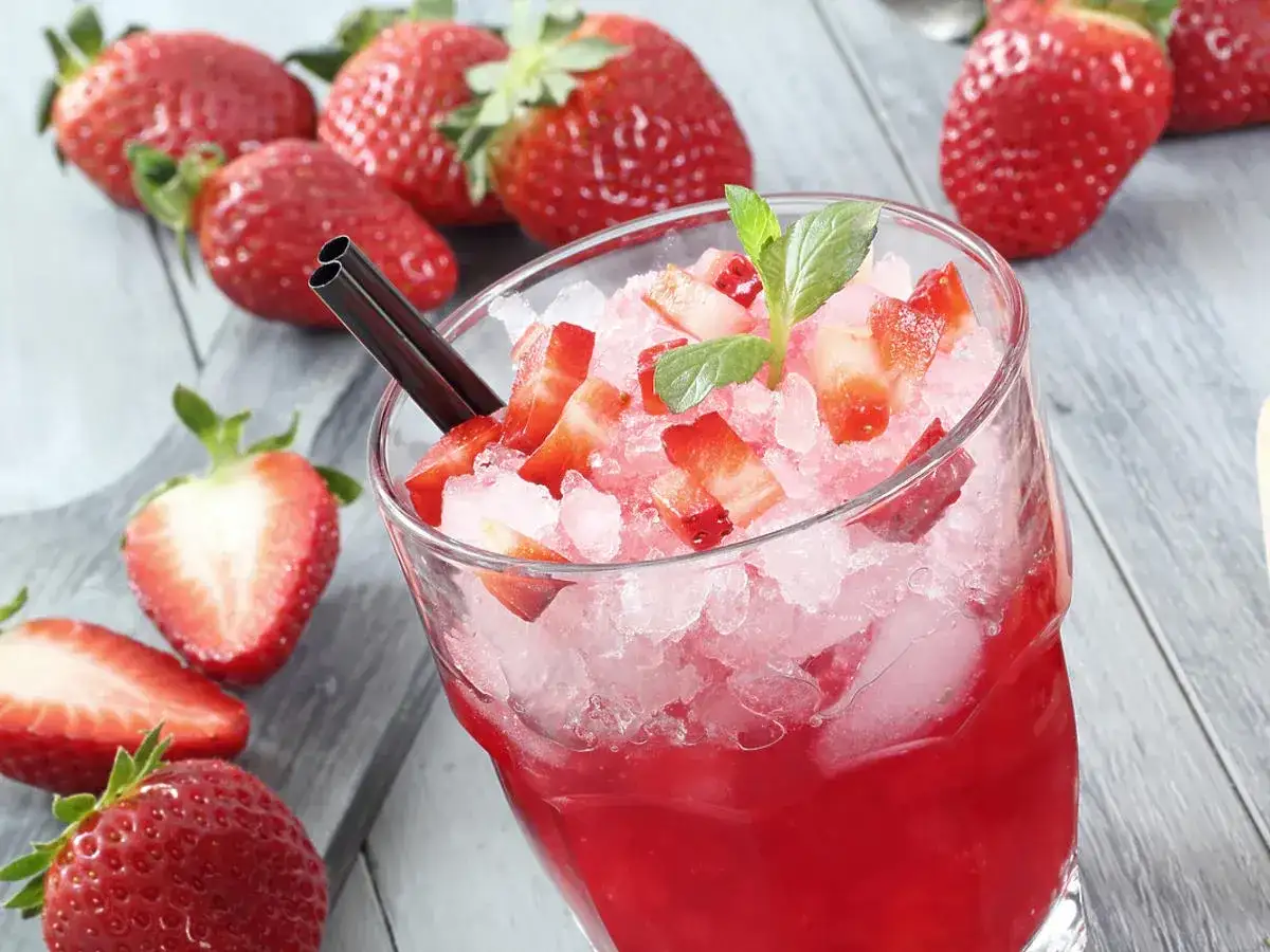 Pyszny drink z mrożonych truskawek i wódki, który orzeźwia każdego