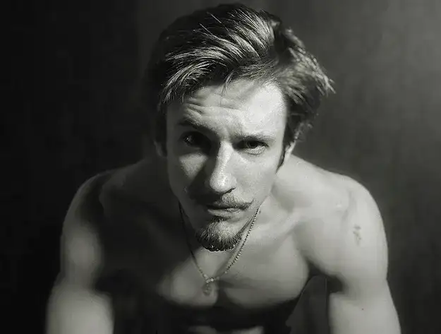 Jakie jest zastosowanie glinki do włosów męskich?