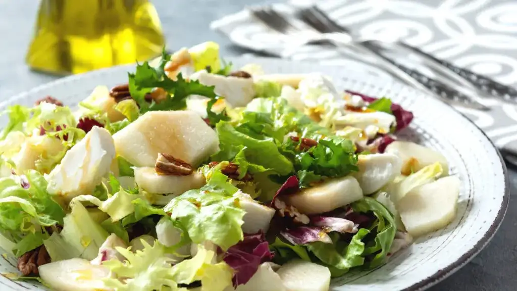 Najlepsza sałatka z kozim serem i gruszką - prosty przepis krok po kroku