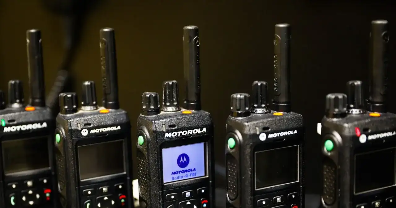 Częstotliwości na jakich nadaje policja: aspekty techniczne i prawne