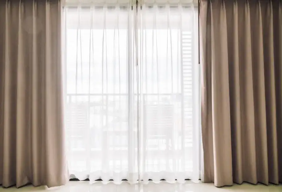 Czy zasłony są modne? Trendy i inspiracje w dekoracji okien