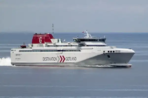 Z jaką prędkością płynie prom? Odkryj tajemnice podróży morskich