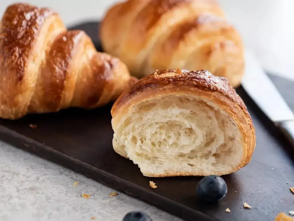 Z czym zrobić ciasto francuskie na słodko? Przepisy na pyszne desery