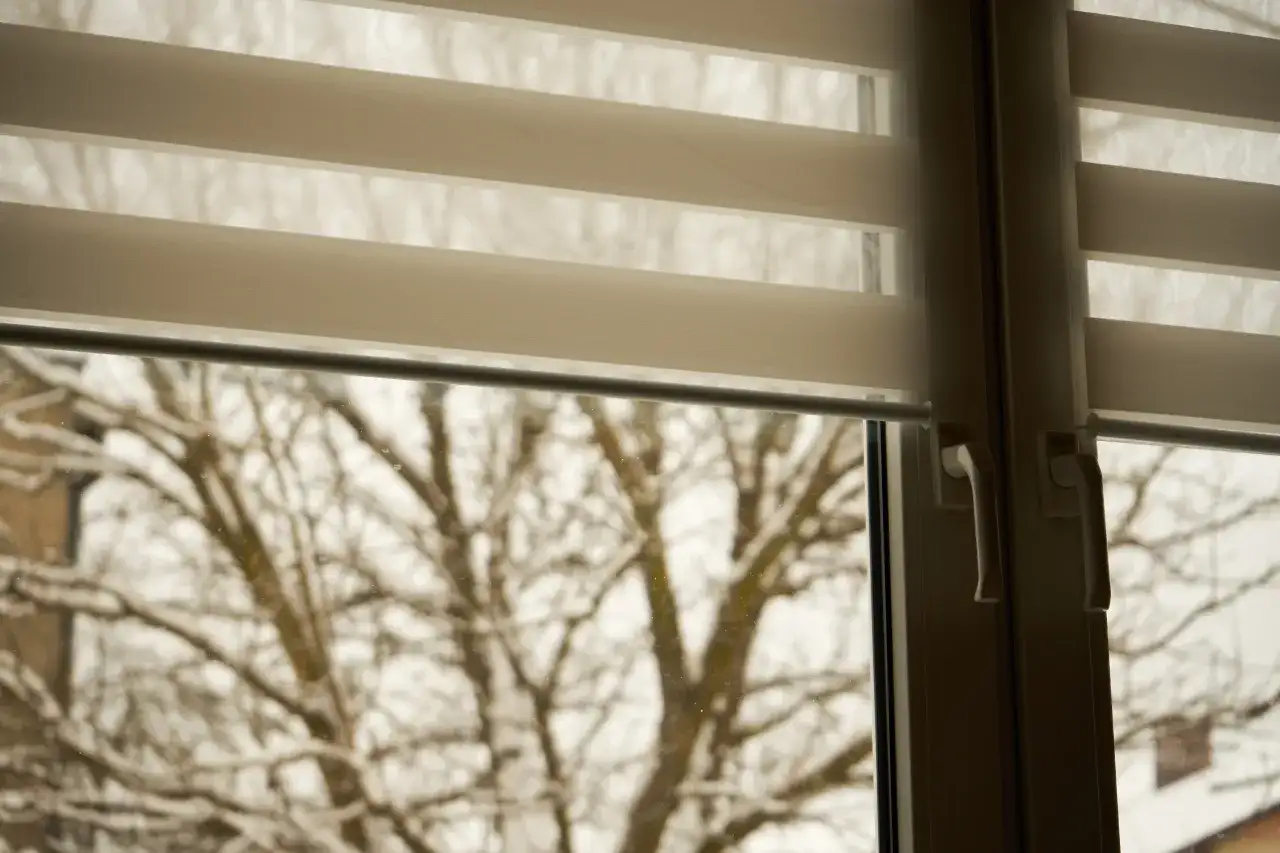 Jak wybrać idealne rolety na okno dachowe? - Poradnik zakupowy