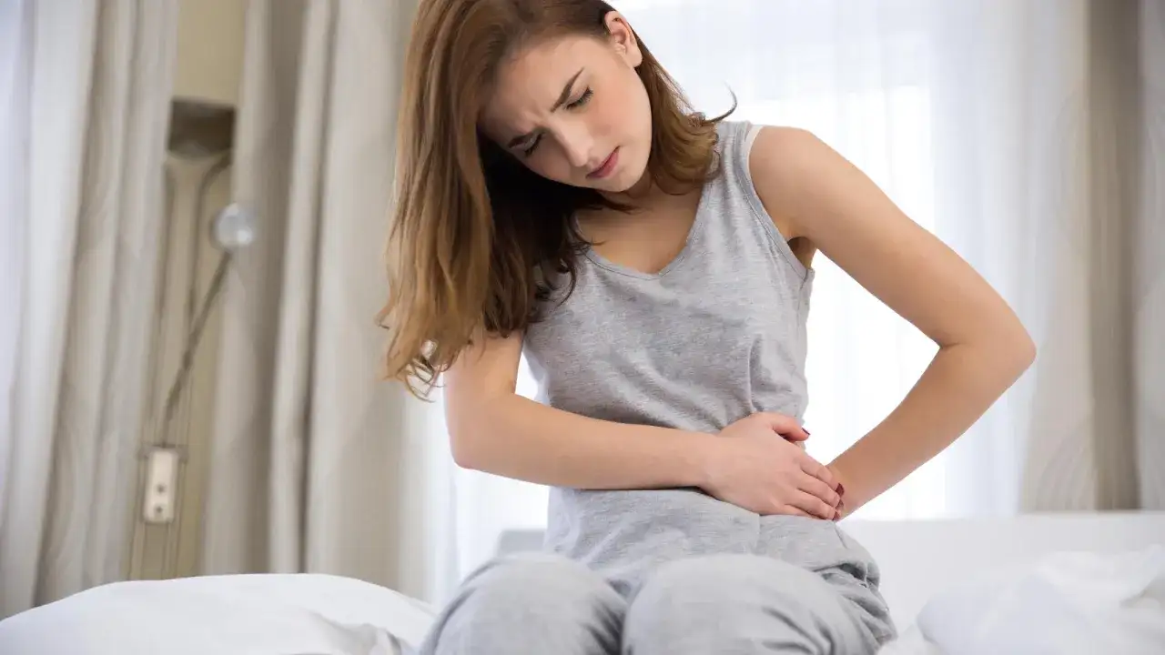 Ból brzucha w ciąży jak na okres w 1 trymestrze - co to oznacza?