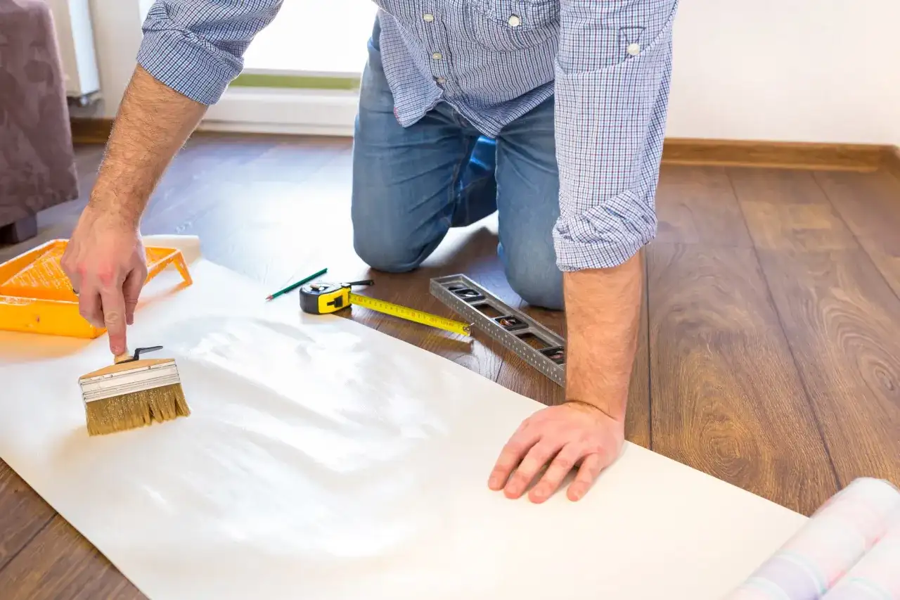 Jak prawidłowo kleić tapetę bez błędów i bąbli – poradnik krok po kroku