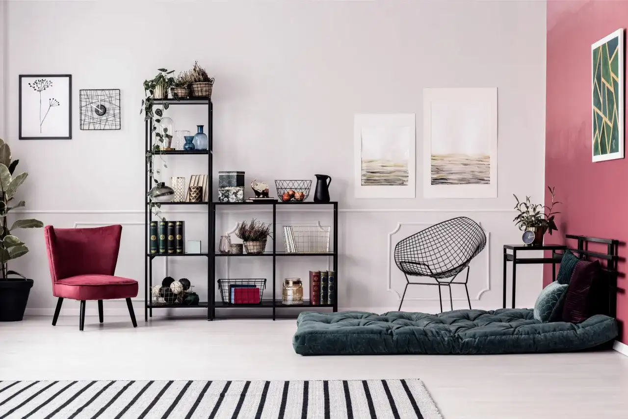 Co postawić na regale w salonie, aby dodać mu wyjątkowego stylu