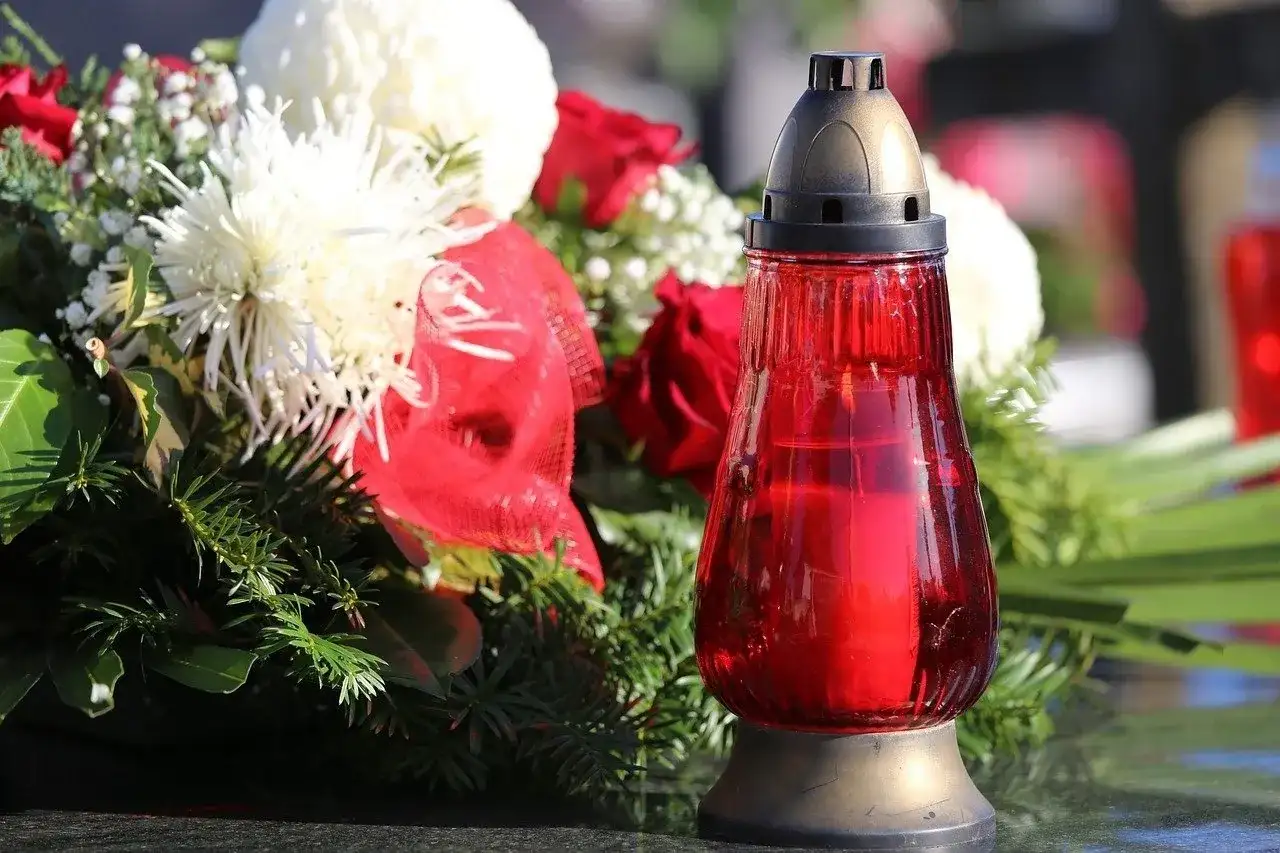 Jak zrobić stroik na cmentarz na plastrze drewna – proste kroki i porady