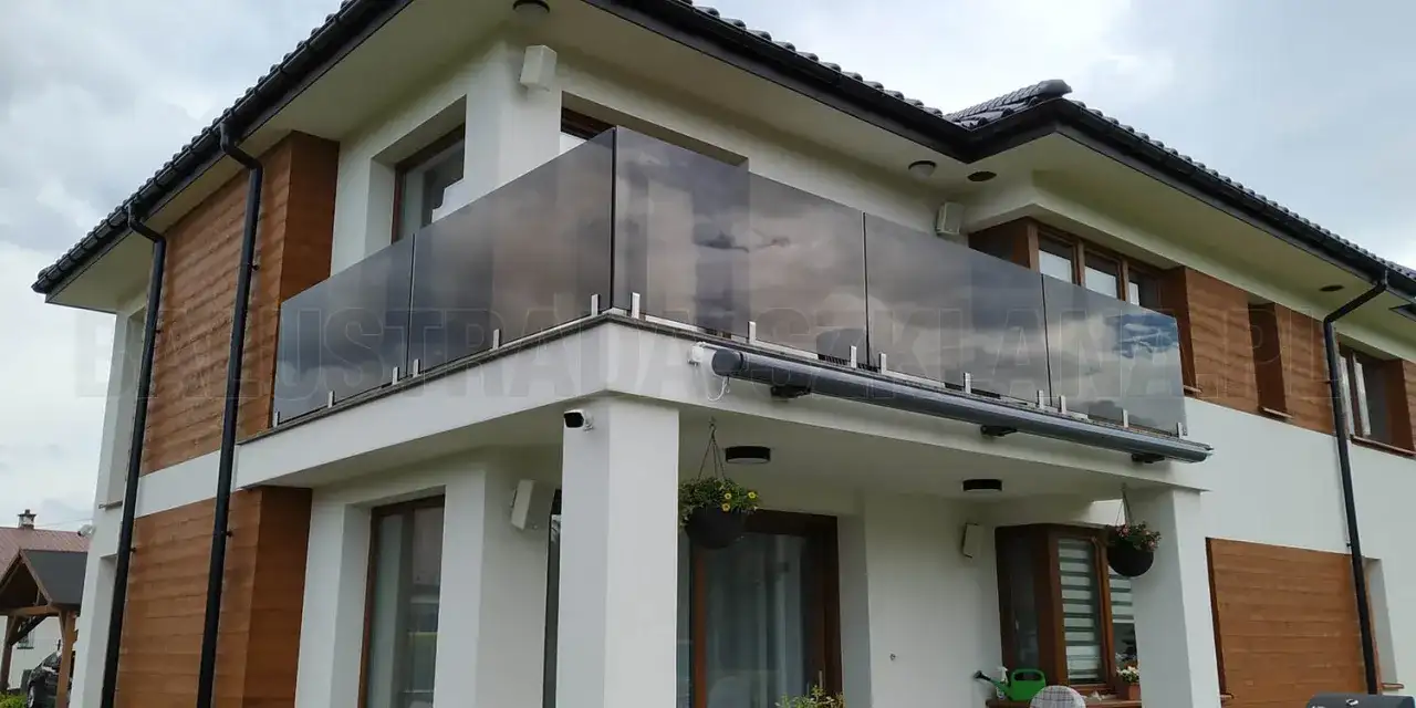 Balustrada szklana na balkon: montaż, zalety i inspiracje