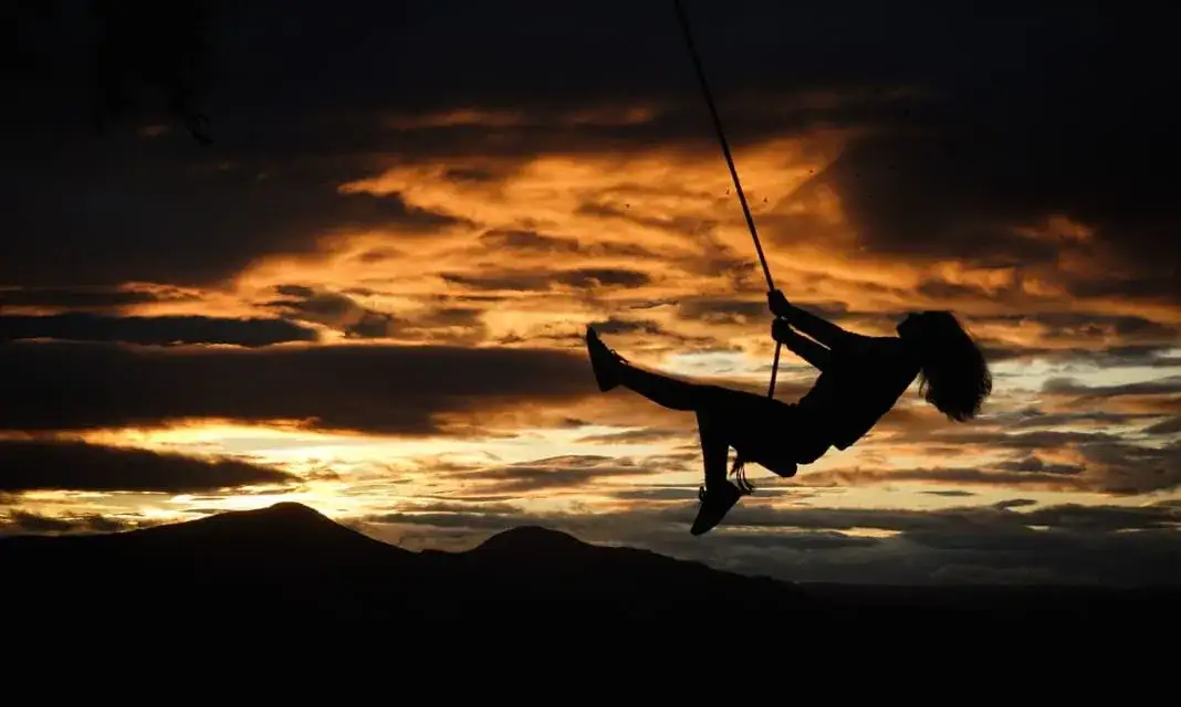 Spadanie we śnie: Co oznacza i dlaczego nas przeraża?