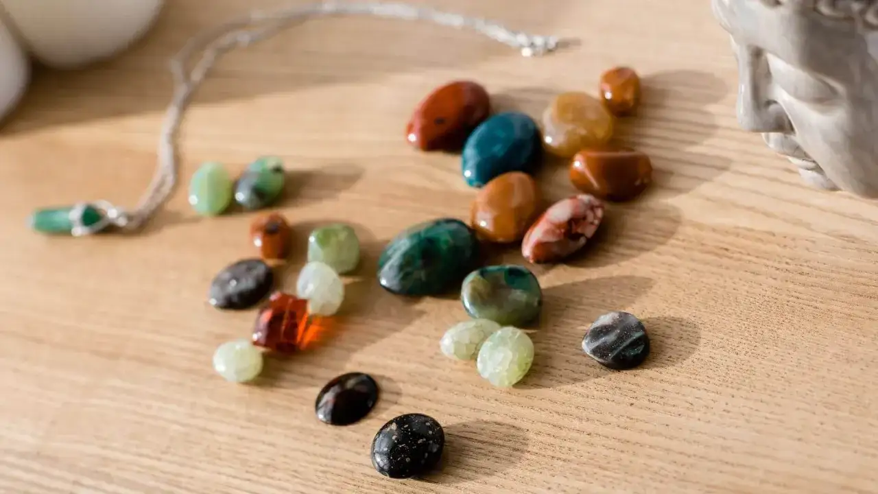 Jak zrobić naszyjnik z kamieni - proste kroki do pięknej biżuterii