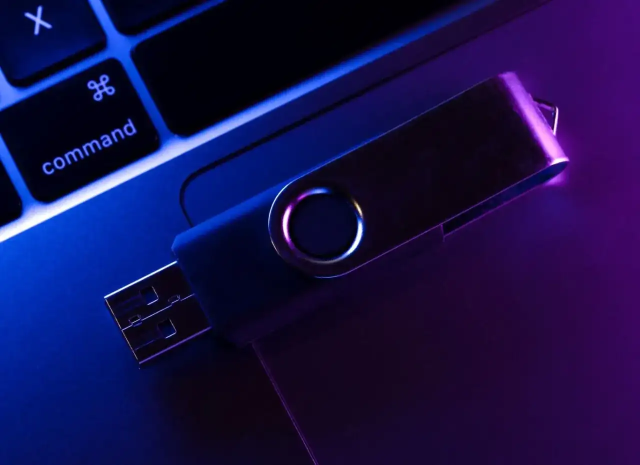 Jaki pendrive wybrać, aby uniknąć problemów z przechowywaniem danych?