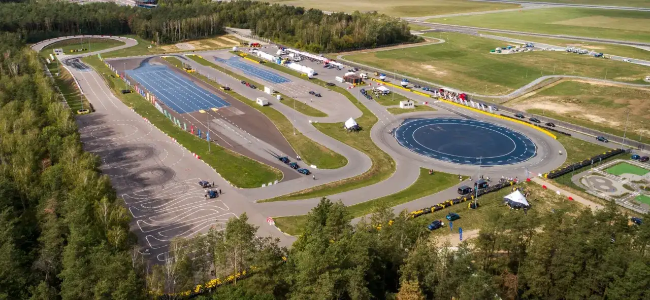 Jazda na płycie poślizgowej w Warszawie: Gdzie zdobyć umiejętności