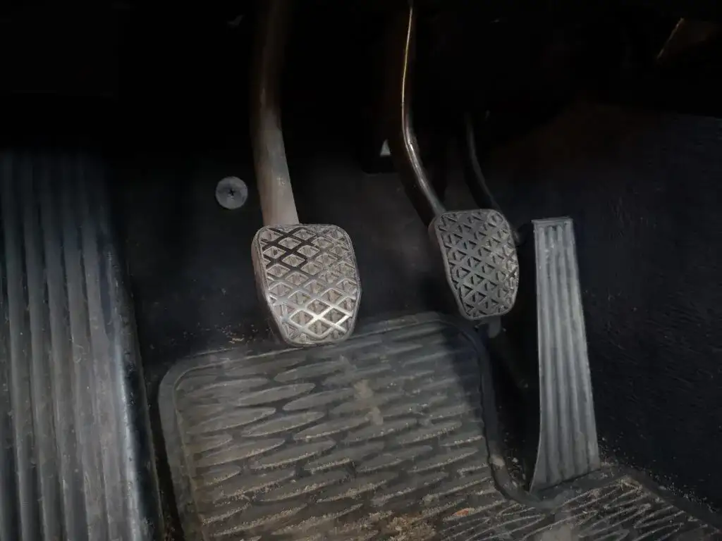 Co pierwsze hamulec czy sprzęgło podczas hamowania - poznaj zasady jazdy