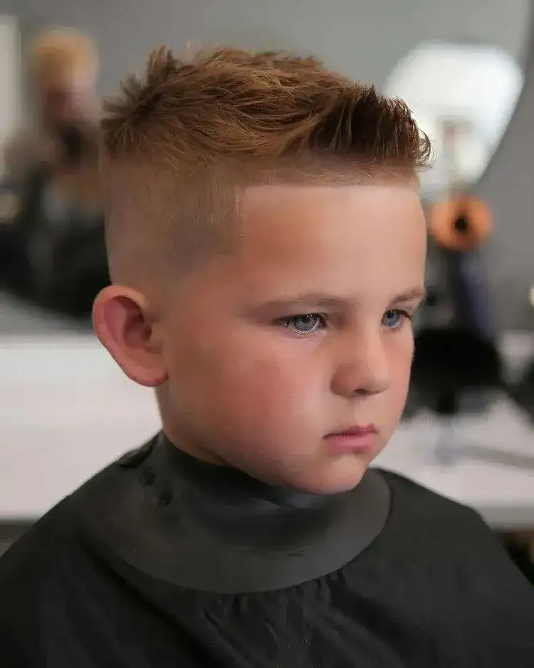 Fajne fryzury dla chłopaka: 7 modnych stylów i porad