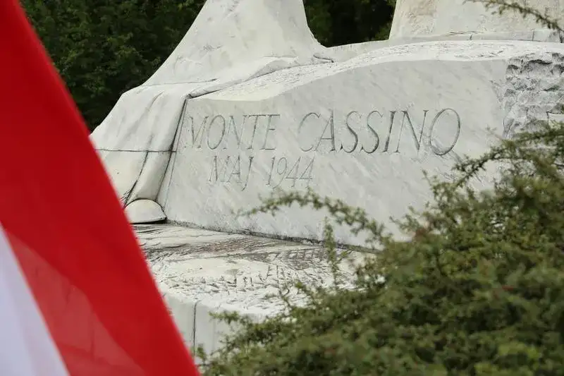 Krzyż pamięci: symbol heroizmu i poświęcenia dla Polski