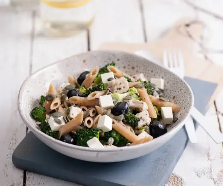 Fit sałatka z makaronem pełnoziarnistym: 3 pyszne przepisy