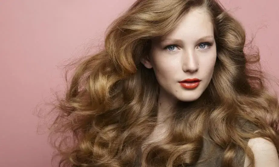 Jak zagęścić włosy damskie: 10 skutecznych sposobów na gęstą fryzurę