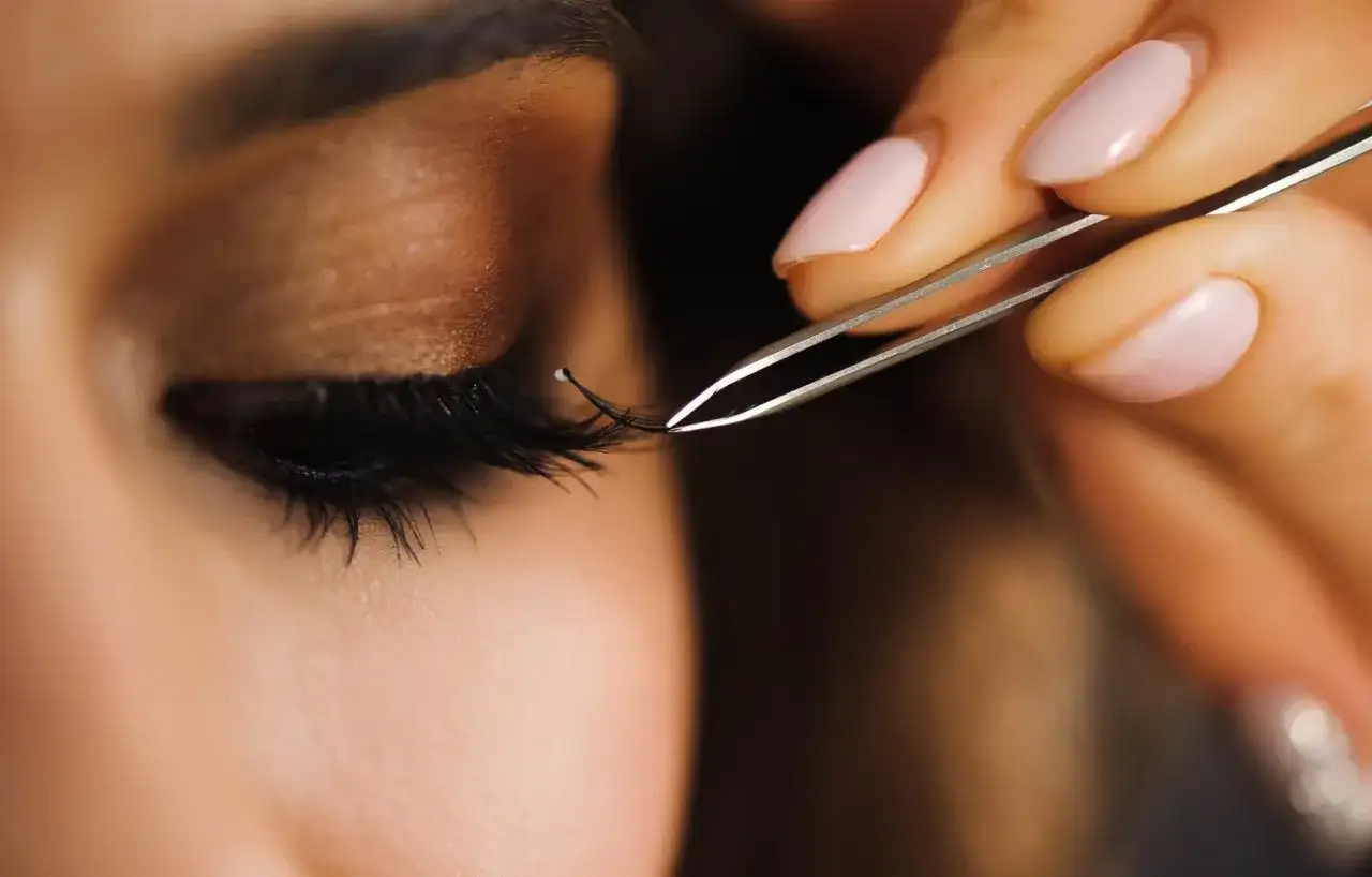 Czy klej do rzęs jest szkodliwy? Objawy alergii i zagrożenia zdrowotne