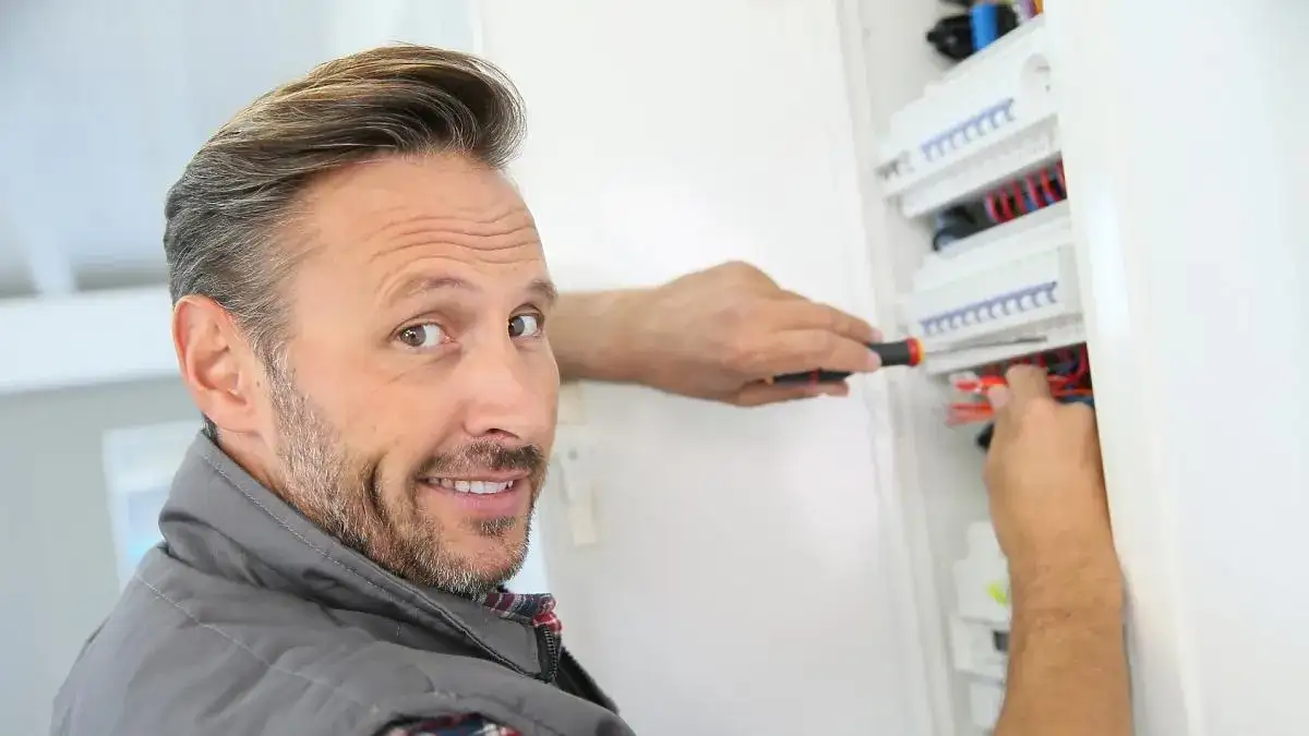 Ile zarabia elektryk po technikum? Zaskakujące fakty o wynagrodzeniach