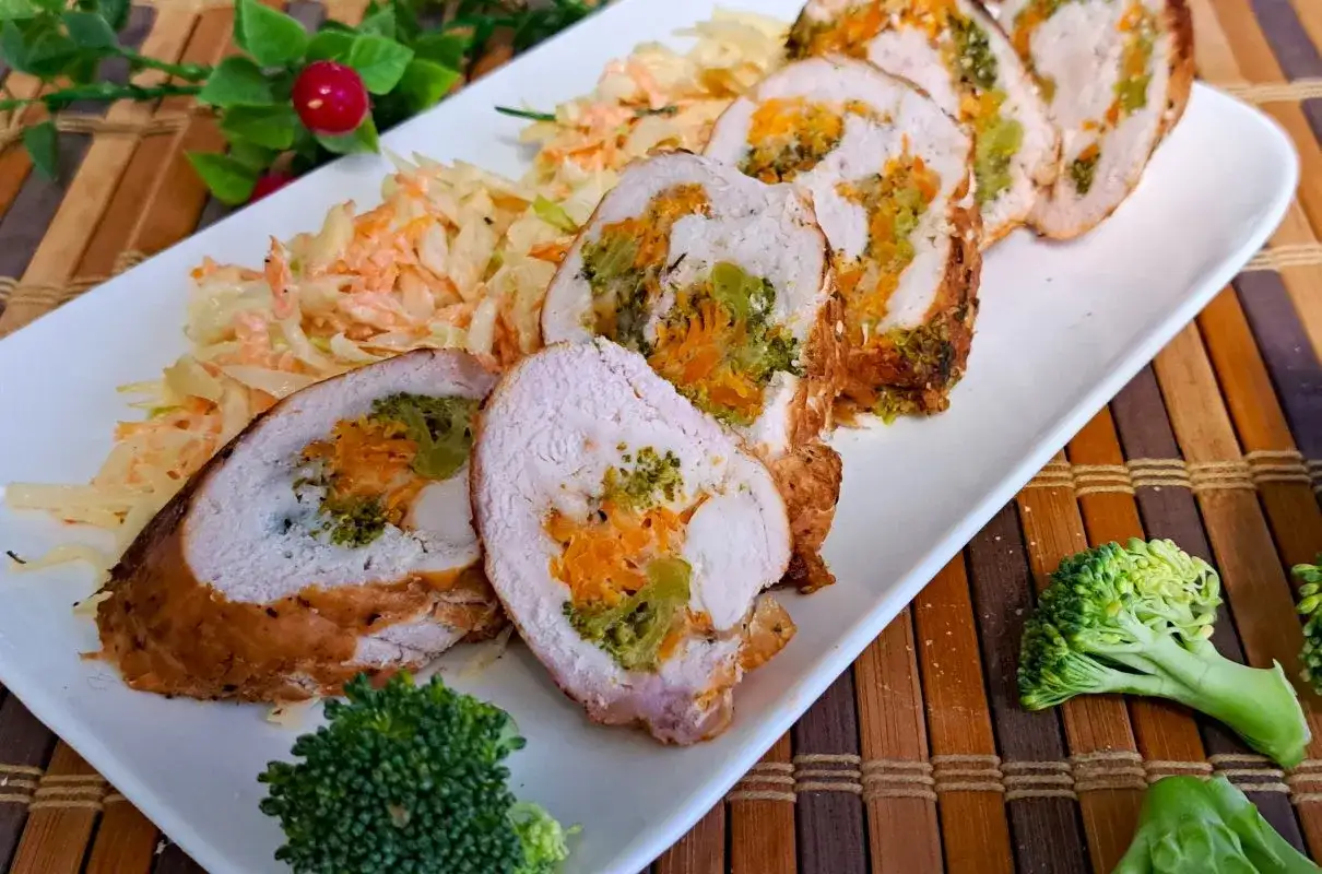 Pyszna rolada drobiowa z warzywami - łatwy przepis na obiad