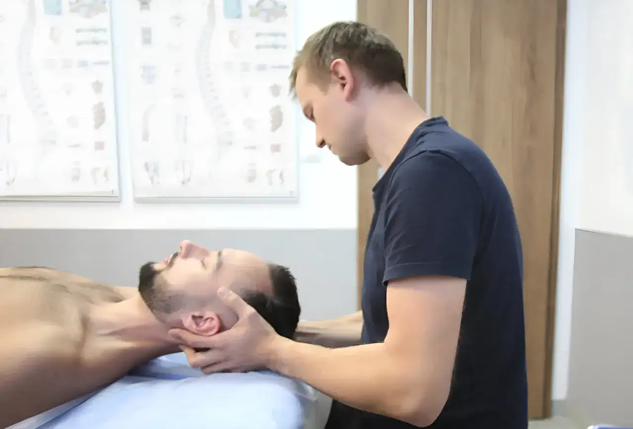 Ucisk tętnicy kręgowej objawy - jak rozpoznać niebezpieczne sygnały