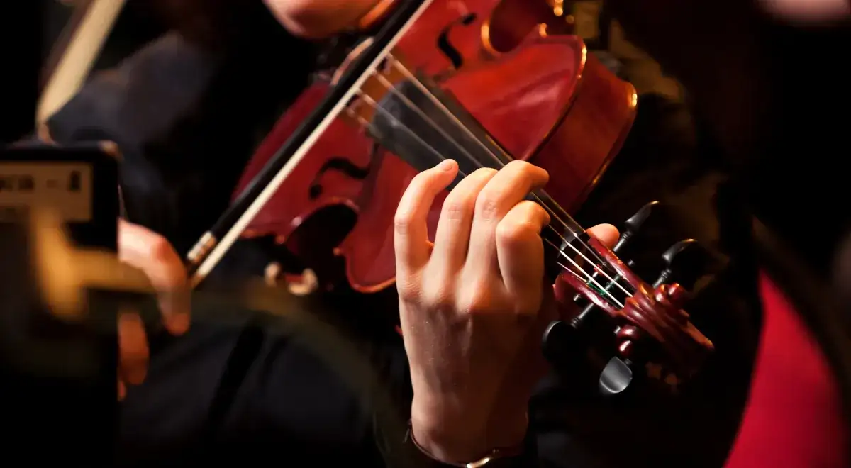Grać pierwsze skrzypce znaczenie – odkryj, jak to wpływa na Ciebie