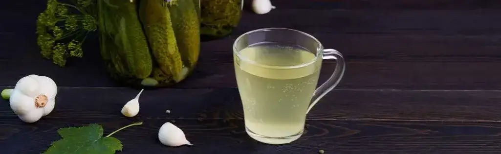 Ile soku z kiszonych ogórków pić dziennie? Zalecenia i przeciwwskazania