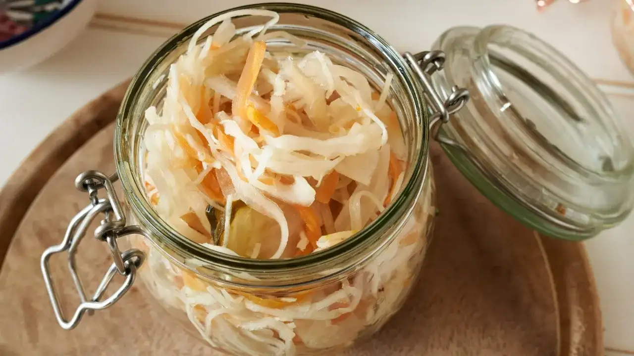 Surówka z kiszonej kapusty jak w restauracji - idealny przepis na smak